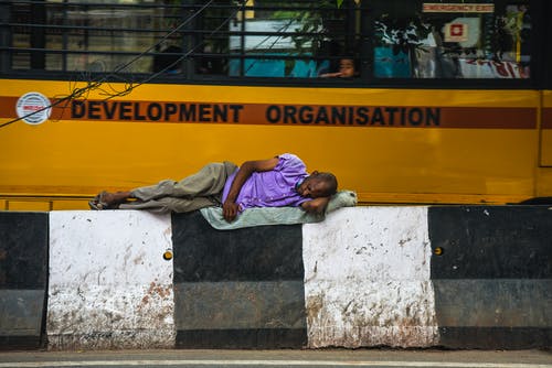 男子躺在路障 · 免费素材图片