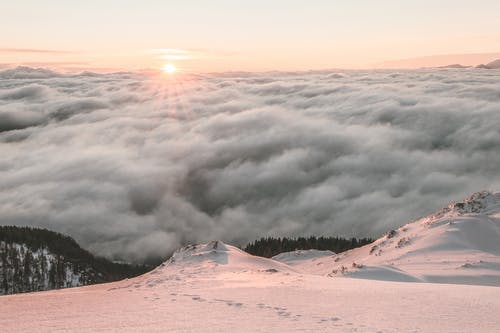 山脉旁的云海 · 免费素材图片