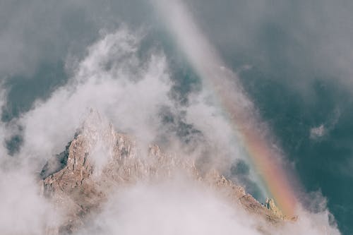 雾覆盖的山 · 免费素材图片