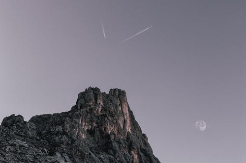 黎明时分，两架飞机飞过岩层 · 免费素材图片