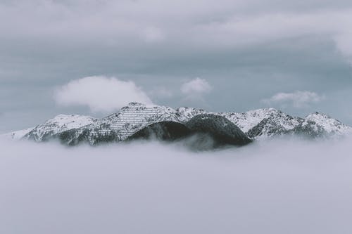 单色摄影的白云覆盖的山 · 免费素材图片