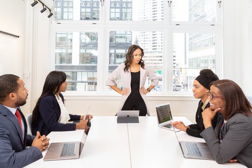 一群人坐在桌子前 · 免费素材图片