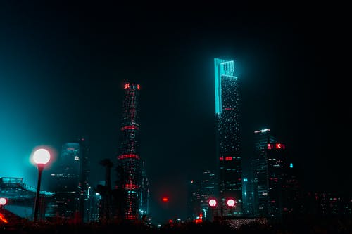 夜间的高层建筑 · 免费素材图片