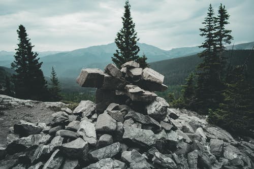 灰色岩层浅焦点摄影 · 免费素材图片
