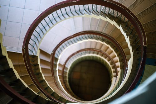 螺旋楼梯的顶视图照片 · 免费素材图片