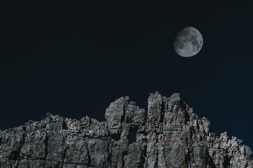 山岩石和月亮 · 免费素材图片
