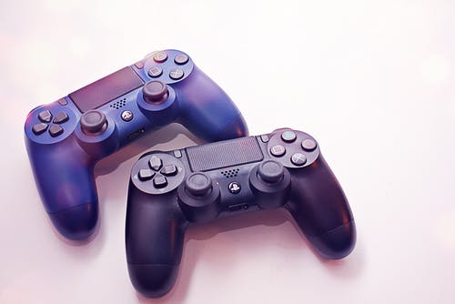 白色表面上的sony Ps4无线控制器 · 免费素材图片