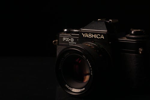 黑色yashica Fx D相机的特写照片 · 免费素材图片