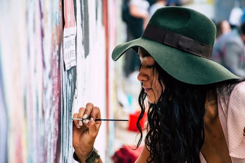 女人画在墙上 · 免费素材图片