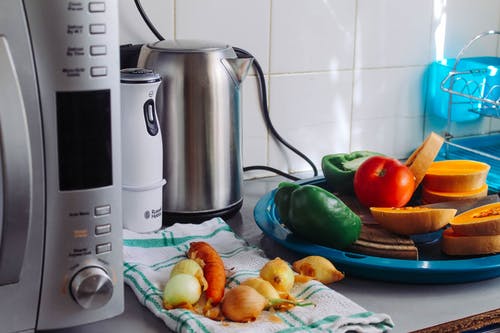 蔬菜在灰色电热水壶旁边的照片 · 免费素材图片
