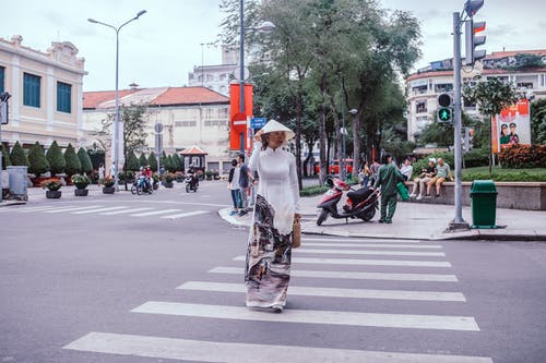 女人穿越 · 免费素材图片