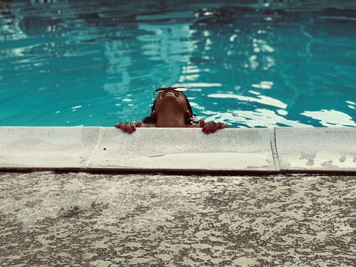 游泳池里仰望的人 · 免费素材图片