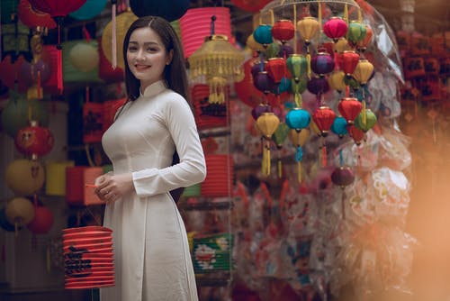 女人抱着中国灯笼 · 免费素材图片