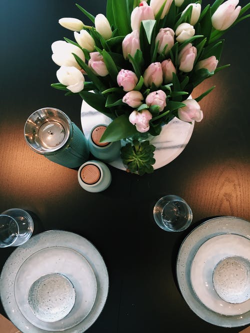 桌上的粉色和白色郁金香核心 · 免费素材图片
