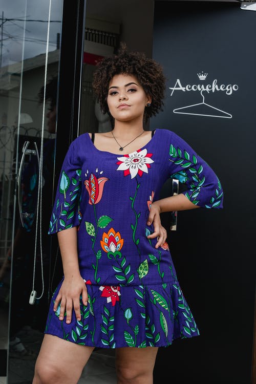 穿紫色和绿色花裙子的人 · 免费素材图片