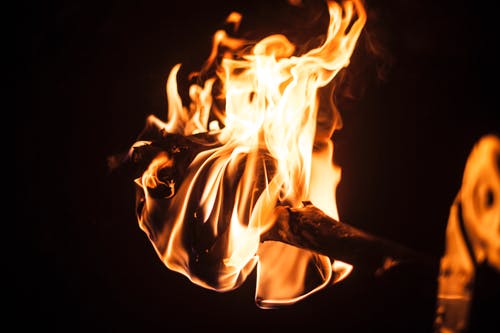 篝火选择性聚焦摄影 · 免费素材图片