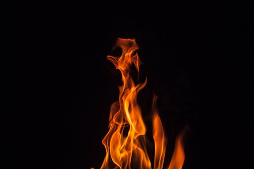火在夜间的特写照片 · 免费素材图片