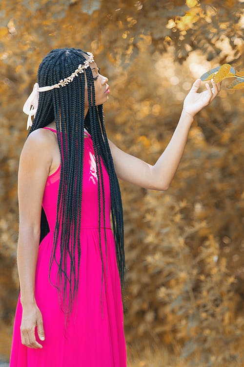 女人树叶子选择性聚焦照片 · 免费素材图片