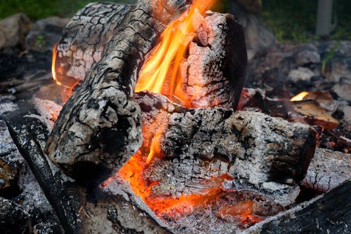 着火的木头 · 免费素材图片