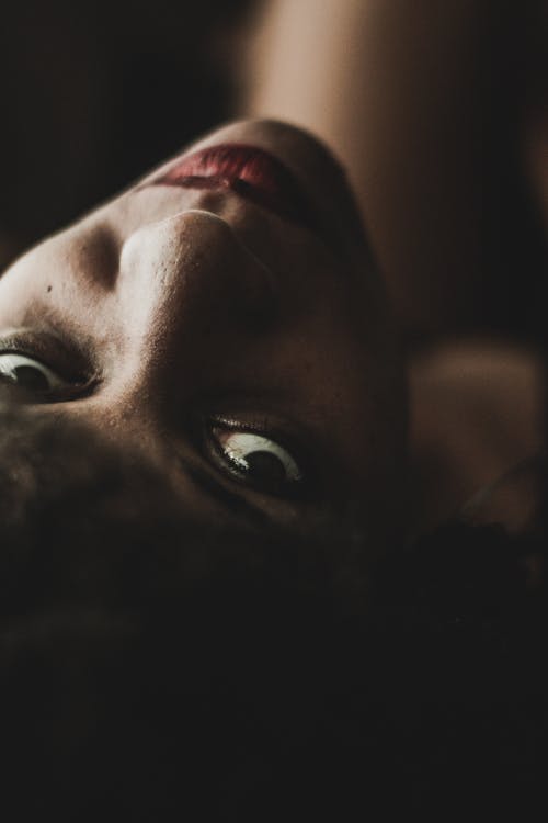 人脸微光摄影 · 免费素材图片