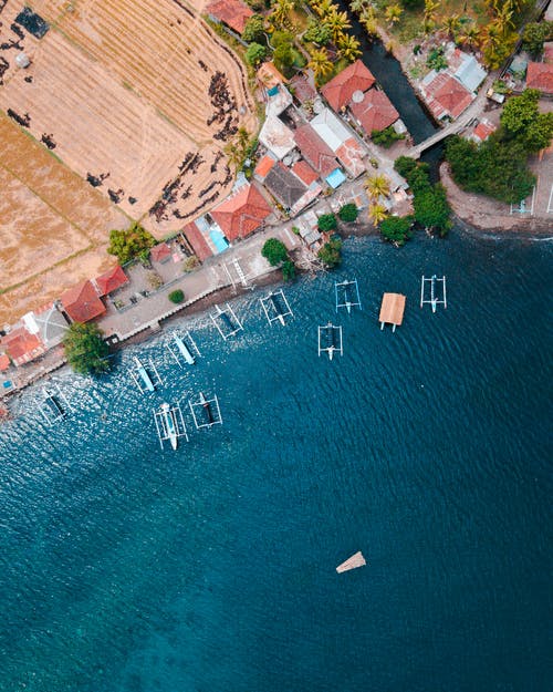 水上船屋附近房屋的航拍 · 免费素材图片