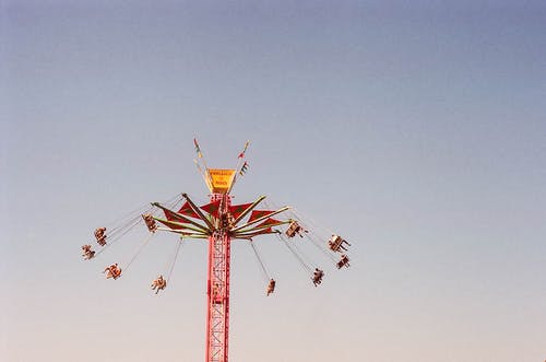 在灰色的天空下骑秋千的人 · 免费素材图片