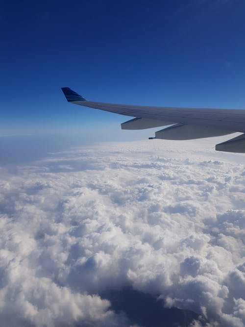 白色的飞机机翼白云的航拍 · 免费素材图片