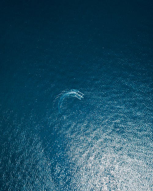 船在水体上的航拍 · 免费素材图片