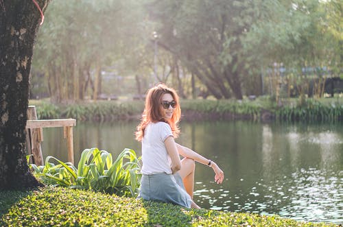 沼泽湖附近的白色t恤的女人 · 免费素材图片