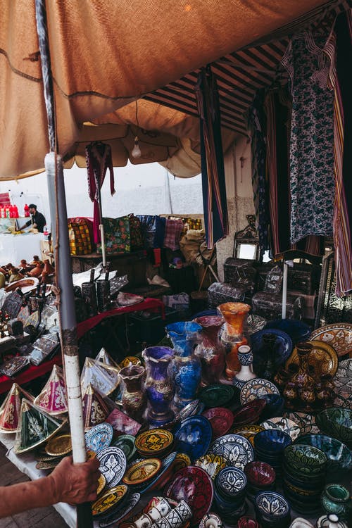 彩色印刷陶瓷餐具和花瓶陈列 · 免费素材图片