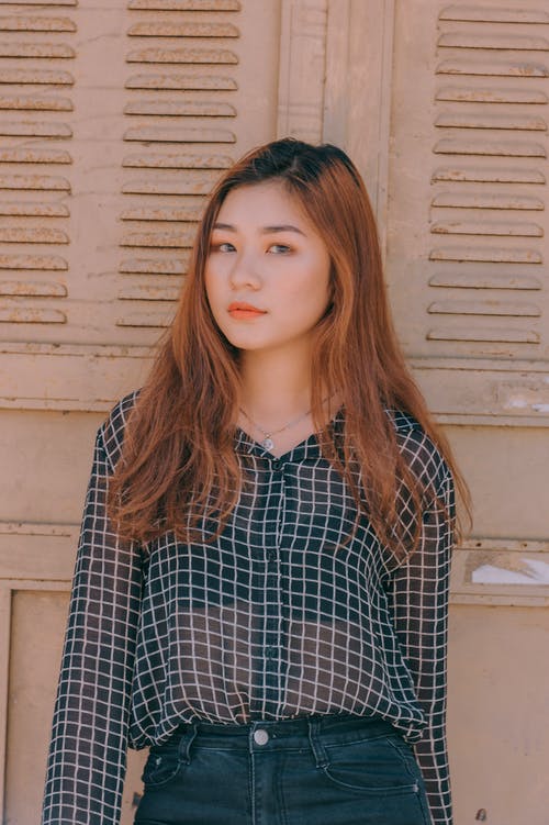 站在布朗沃尔附近的女人 · 免费素材图片