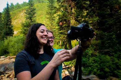 两个女人在森林中间采取自拍照 · 免费素材图片