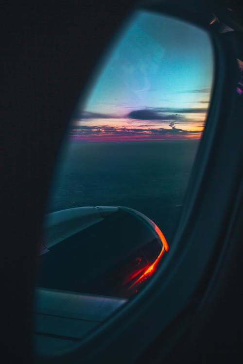 飞机窗浅焦点摄影 · 免费素材图片