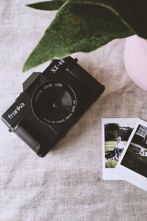 黑色franka Nx 40相机在灰色织物上 · 免费素材图片