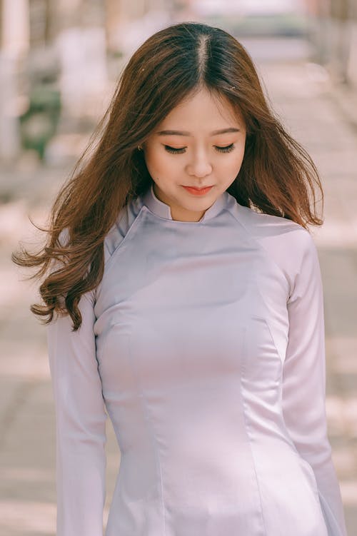 女人穿着白色长袖上衣 · 免费素材图片