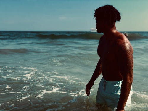 海上穿白板短裤的男人 · 免费素材图片