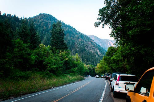 停在路旁的汽车照片 · 免费素材图片