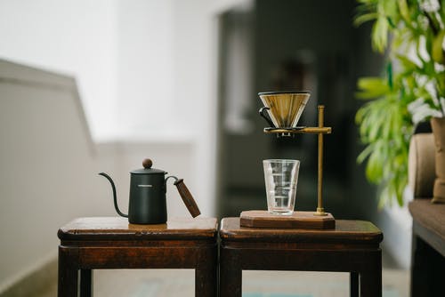 桌上的水杯旁边的茶壶 · 免费素材图片