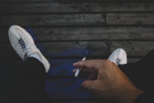 持香烟棒的人 · 免费素材图片