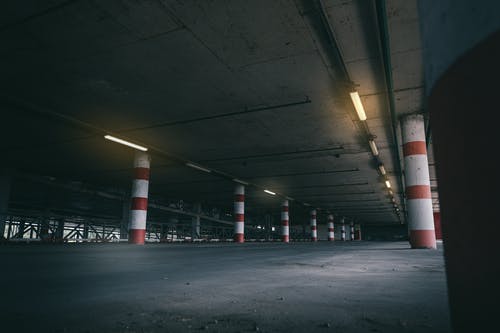空地下室停车场 · 免费素材图片