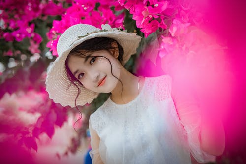粉红色的九重葛花包围的女人 · 免费素材图片