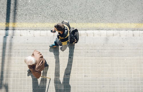 走在路边的两个人的高角度摄影 · 免费素材图片
