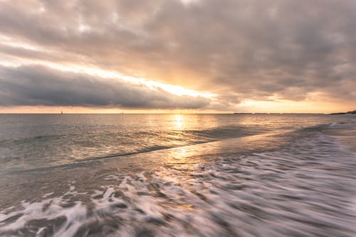 日落期间的水体 · 免费素材图片