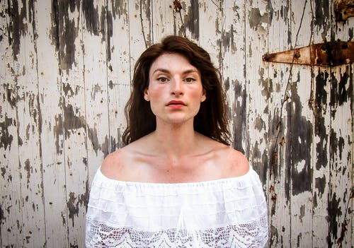 女人穿白色露肩上衣 · 免费素材图片