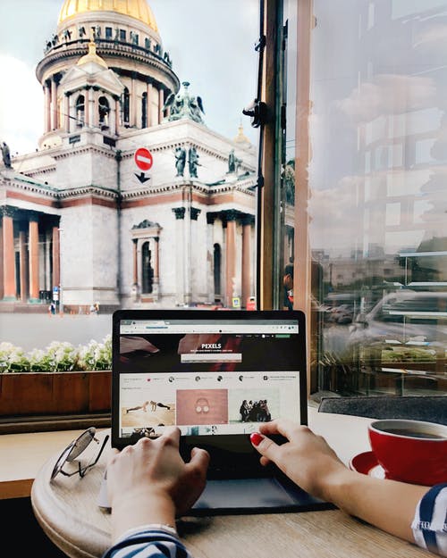 使用便携式计算机的人 · 免费素材图片