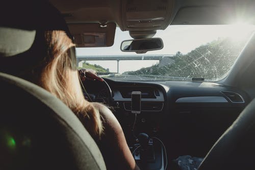 女人在高速公路上驾驶汽车 · 免费素材图片