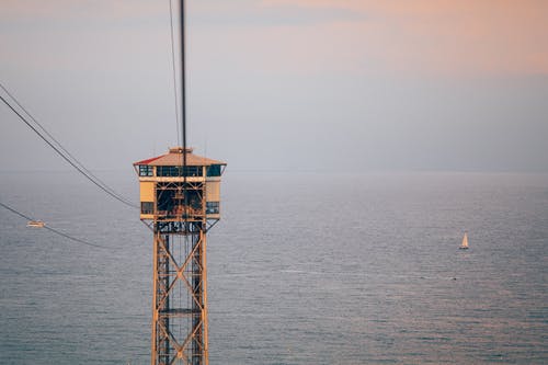 黄金时段位于大型水域旁的警卫室 · 免费素材图片