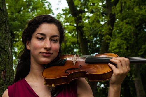 女人拉小提琴 · 免费素材图片
