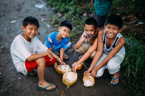 四个男孩抱着椰子壳 · 免费素材图片