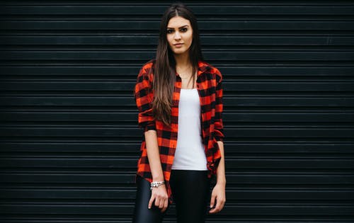穿红色和黑色格仔恤衫的女人的照片 · 免费素材图片